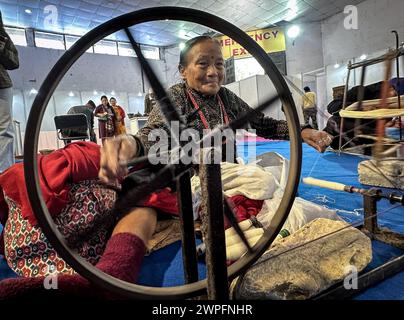 Kathmandu, Bagmati, Nepal. 7 marzo 2024. Una donna anziana ruota girando la ruota per i fili per preparare scialli durante un'esposizione organizzata a Kathmandu, Nepal, il 7 marzo 2024. (Credit Image: © Sunil Sharma/ZUMA Press Wire) SOLO PER USO EDITORIALE! Non per USO commerciale! Foto Stock