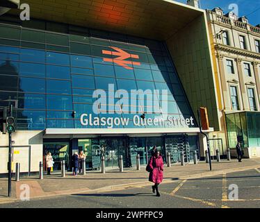 Glasgow, Scozia, Regno Unito. 7 marzo 2024: Regno Unito Meteo: Soleggiato in città ha visto gente del posto e turisti sulle strade del centro città. Porta d'ingresso e ingresso alla stazione ferroviaria di Queen Street in george Square. Credit Gerard Ferry/Alamy Live News Foto Stock