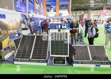 Pannelli solari esposti per l'uso con camper, campeggio e caravan al NEC, Birmingham, Inghilterra, Regno Unito Foto Stock