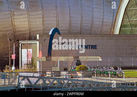 Glasgow, Scozia, Regno Unito. 7 marzo 2024: Regno Unito Meteo: Soleggiato in città ha visto gente del posto e turisti sulle strade del centro città. Il centro scientifico sul clyde. Credit Gerard Ferry/Alamy Live News Foto Stock