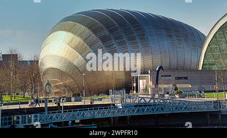 Glasgow, Scozia, Regno Unito. 7 marzo 2024: Regno Unito Meteo: Glasgow IMAX al Glasgow Science Centre Sunny in città ha visto gente del posto e turisti sulle strade del centro città. Il centro scientifico e il cinema imax sul clyde. Credit Gerard Ferry/Alamy Live News Foto Stock