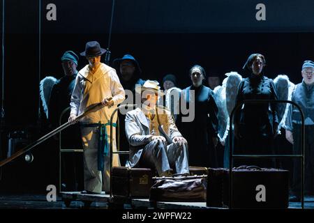 l-r: Roderick Williams (il vecchio gondoliere), Mark le Brocq (Gustav von Aschenbach) in DEATH in VENICE di Benjamin Britten al Welsh National Opera, Wales Millennium Centre, Cardiff 07/03/2024 direttore: Leo Hussain design: Nicola Turner illuminazione: Robbie Butler video design: Sam Sharples consulente circo: Tom rack progettista e consulente circo: Firenze Guidi regista: Olivia Fuchs Foto Stock