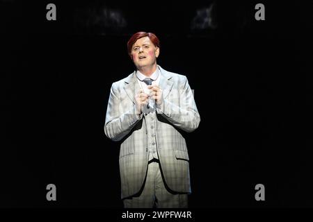 Mark le Brocq (Gustav von Aschenbach) in MORTE A VENEZIA di Benjamin Britten presso Welsh National Opera, Wales Millennium Centre, Cardiff 07/03/2024 direttore: Leo Hussain design: Nicola Turner illuminazione: Robbie Butler video design: Sam Sharples consulente circo: Tom rack Circus designer & consulente: Firenze Guidi direttore: Olivia Fuchs Foto Stock