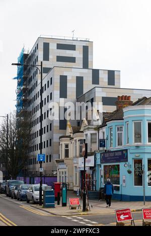 Sistemazione per studenti University Square Campus a Southend on Sea, Essex, con i precedenti pannelli di rivestimento colorati non sicuri sostituiti da quelli semplici Foto Stock