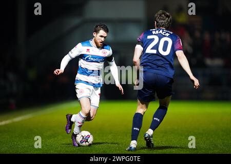 LONDRA, INGHILTERRA - 6 MARZO: Paul Smyth dei Queens Park Rangers sotto la pressione di Adam Reach di West Bromwich Albion durante la partita del titolo Sky Bet tra Queens Park Rangers e West Bromwich Albion a Loftus Road il 6 marzo 2024 a Londra, Inghilterra. (Foto di Dylan Hepworth/MB Media) Foto Stock