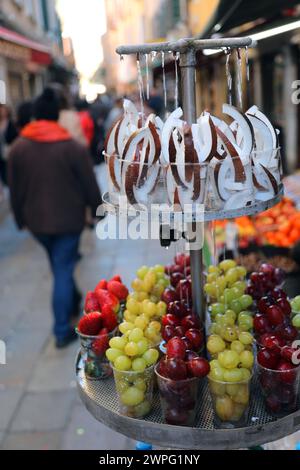 frutta fresca in vendita per strada nel fruttivendolo con fette di cocco e uva Foto Stock