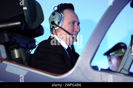 Krasnodar, Russia. 7 marzo 2024. Il presidente russo Vladimir Putin indossa cuffie per l'aviazione, siede in una cabina di pilotaggio di un simulatore di volo di aerei da caccia presso la Anatoly Serov Krasnodar Higher Military Aviation School of Pilots, 7 marzo 2024 a Krasnodar, regione di Krasnodar, Russia. Crediti: Mikhail Metzel/piscina del Cremlino/Alamy Live News Foto Stock