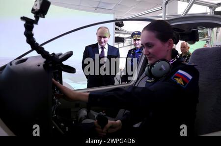 Krasnodar, Russia. 7 marzo 2024. Il presidente russo Vladimir Putin, centro, guarda uno studente operare un simulatore di volo presso l'Anatoly Serov Krasnodar superiore Scuola di aviazione militare di piloti, 7 marzo 2024 a Krasnodar, regione di Krasnodar, Russia. Crediti: Mikhail Metzel/piscina del Cremlino/Alamy Live News Foto Stock