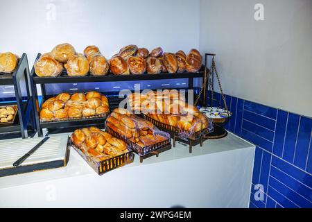 Vista ravvicinata degli scaffali del ristorante con vari tipi di prodotti da forno. Curacao. Foto Stock