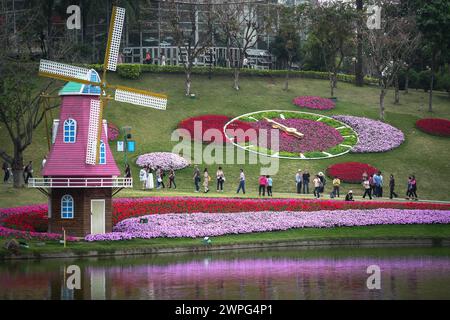 GUANGZHOU, CINA - 22 febbraio 2024: I fiori possono essere visti fiorire durante tutto l'anno a Guangzhou, che ha dato origine al suo soprannome "città di f Foto Stock