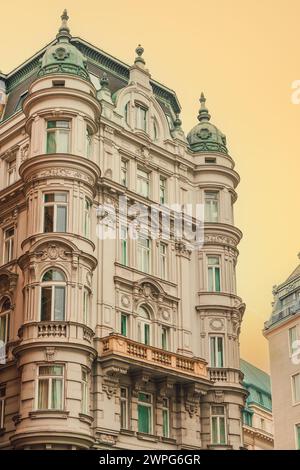 Un edificio storico decorativo in via Kohlmarkt nel centro della città di Vienna, Austria. Foto Stock