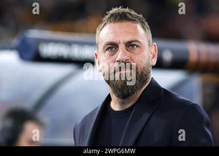 Roma, Italie. 7 marzo 2024. Daniele De Rossi allenatore della Roma guarda durante la UEFA Europa League, turno 16, partita di calcio 1° tappa tra AS Roma e Brighton & Hove Albion FC il 7 marzo 2024 allo Stadio Olimpico di Roma - Photo Federico Proietti/DPPI Credit: DPPI Media/Alamy Live News Foto Stock