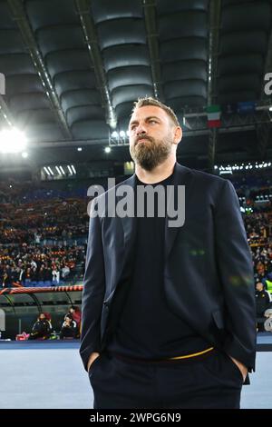 Roma, Italie. 7 marzo 2024. Daniele De Rossi allenatore della Roma guarda durante la UEFA Europa League, turno 16, partita di calcio 1° tappa tra AS Roma e Brighton & Hove Albion FC il 7 marzo 2024 allo Stadio Olimpico di Roma - Photo Federico Proietti/DPPI Credit: DPPI Media/Alamy Live News Foto Stock