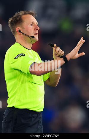 Leeds, Regno Unito. 5 marzo 2024. Arbitro Oliver Langford durante la partita per il titolo EFL di Leeds United FC contro Stoke City FC a Elland Road, Leeds, Inghilterra, Regno Unito il 5 marzo 2024 Credit: Every Second Media/Alamy Live News Foto Stock