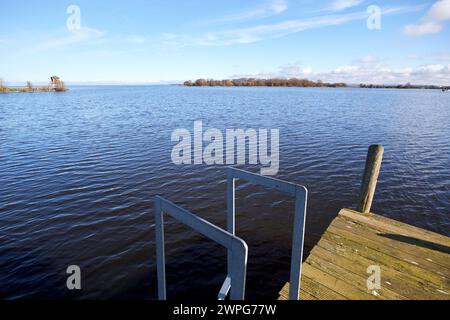 molo e scala sulla costa di lough neagh, contea di oxford, armagh, irlanda del nord, regno unito Foto Stock