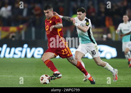 Roma, Italie. 7 marzo 2024. Gianluca Mancini della Roma si reca per il ballo con Julio Enciso di Brighton durante la UEFA Europa League, turno 16, partita di calcio di 1a tappa tra AS Roma e Brighton & Hove Albion FC il 7 marzo 2024 allo Stadio Olimpico di Roma, Italia - foto Federico Proietti/DPPI credito: media DPPI/Alamy Live News Foto Stock