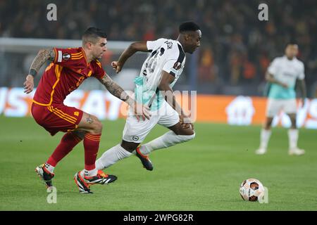 Roma, Italie. 7 marzo 2024. Gianluca Mancini della Roma si reca per il pallone con Danny Welbeck di Brighton durante la UEFA Europa League, turno 16, partita di calcio di 1a tappa tra AS Roma e Brighton & Hove Albion FC il 7 marzo 2024 allo Stadio Olimpico di Roma, Italia - foto Federico Proietti/DPPI credito: media DPPI/Alamy Live News Foto Stock