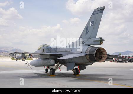 KONYA, TURKIYE - 9 MAGGIO 2023: Pakistan Air Force Lockheed Martin F-16C Fighting Falcon (JE-4) in mostra all'aeroporto di Konya durante Anatolian Eagle Air for Foto Stock