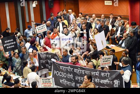 Nuova Delhi, India. 7 marzo 2024. NUOVA DELHI, INDIA - 7 MARZO: I consiglieri MCD del BJP protestano durante la sessione MCD al Civic Centre, il 7 marzo 2024 a nuova Delhi, India. (Foto di Arvind Yadav/Hindustan Times/Sipa USA ) crediti: SIPA USA/Alamy Live News Foto Stock