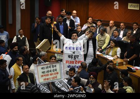 Nuova Delhi, India. 7 marzo 2024. NUOVA DELHI, INDIA - 7 MARZO: I consiglieri MCD del BJP protestano durante la sessione MCD al Civic Centre, il 7 marzo 2024 a nuova Delhi, India. (Foto di Salman Ali/Hindustan Times/Sipa USA ) credito: SIPA USA/Alamy Live News Foto Stock