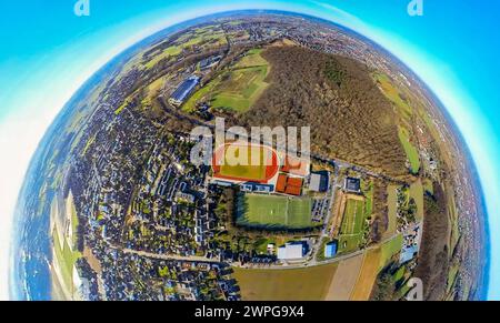 Luftbild, Waldgebiet Pilsholz und HSC Sportzentrum Hammer Sportclub 2008 e.V., Fußballstadion und Leichtathletikstadion, Erdkugel, Fisheye Aufnahme, Fischaugen Aufnahme, 360 Grad Aufnahme, piccolo mondo, piccolo pianeta, fisheye Bild, Stadtbezirk Rhynern, Hamm, Ruhrgebiet, Nordrhein-Westfalen, Deutschland ACHTUNGxMINDESTHONORARx60xEURO *** Vista aerea, area forestale Pilsholz e HSC Sports Center Hammer Sportclub 2008 e V , stadio di calcio e atletica, globo terrestre, immagine fisheye, immagine fisheye, immagine fisheye, immagine a 360 gradi, Tiny World, Little Planet, fisheye image, District Rhynern, Hamm, zona della Ruhr, Nor Foto Stock