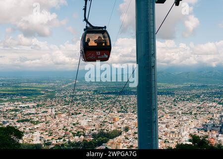 Salta, Salta, Argentina - 4 marzo 2024 stazione della funivia di Salta per il colle di San Bernardo . Foto di alta qualità Foto Stock