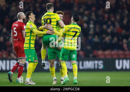 Ashley Barnes di Norwich City festeggia con Josh Sargent e Borja Sainz dopo aver segnato durante la partita del campionato Sky Bet tra Middlesbrough e Norwich City al Riverside Stadium di Middlesbrough mercoledì 6 marzo 2024. (Foto: Mark Fletcher | mi News) crediti: MI News & Sport /Alamy Live News Foto Stock