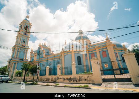 Questa immagine mostra una chiesa a cupole colorate a Salta, Argentina - 4 marzo 2024. Foto di alta qualità Foto Stock