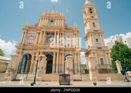 Questa immagine mostra una chiesa a cupole colorate a Salta, Argentina - 4 marzo 2024. Foto di alta qualità Foto Stock