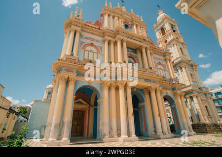 Questa immagine mostra una chiesa a cupole colorate a Salta, Argentina - 4 marzo 2024. Foto di alta qualità Foto Stock