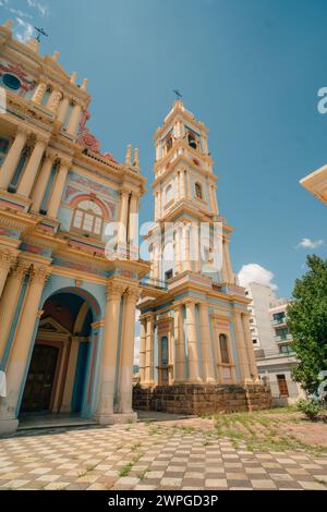 Questa immagine mostra una chiesa a cupole colorate a Salta, Argentina - 4 marzo 2024. Foto di alta qualità Foto Stock