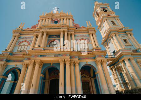 Questa immagine mostra una chiesa a cupole colorate a Salta, Argentina - 4 marzo 2024. Foto di alta qualità Foto Stock