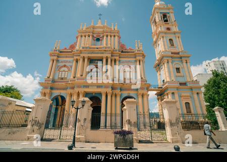 Questa immagine mostra una chiesa a cupole colorate a Salta, Argentina - 4 marzo 2024. Foto di alta qualità Foto Stock