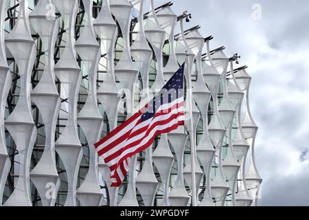 Bandiera americana sventolata presso l'Ambasciata degli Stati Uniti d'America nel Regno Unito, la missione diplomatica degli Stati Uniti a Londra, Nine Elms Foto Stock