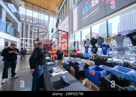 Minneapolis, Minnesota, Stati Uniti. 7 marzo 2024. Stand di merchandising al torneo di pallacanestro femminile TIAA Big10 2024 presso il Target Center il 7 marzo 2024. (Immagine di credito: © Steven Garcia/ZUMA Press Wire) SOLO PER USO EDITORIALE! Non per USO commerciale! Foto Stock