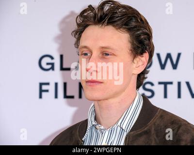 Glasgow, Scozia, Regno Unito. 7 marzo 2024. L'attore, George MacKay, sul tappeto rosso a una chiamata fotografica per una proiezione sold-out di The Beast, al Glasgow Film Theatre (GFT), in Scozia. "L'autore francese, Bertrand Bonello, presenta un'audace storia secolare di romanticismo e ossessione all'ombra di un'imminente catastrofe, liberamente adattata da Henry James "la bestia nella giungla". Il Glasgow Film Festival 2024 (GFF) si svolge fino al 10 marzo 2024. Crediti: Stewart Kirby per #creativezealots/Alamy Live News Foto Stock