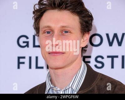 Glasgow, Scozia, Regno Unito. 7 marzo 2024. L'attore, George MacKay, sul tappeto rosso a una chiamata fotografica per una proiezione sold-out di The Beast, al Glasgow Film Theatre (GFT), in Scozia. "L'autore francese, Bertrand Bonello, presenta un'audace storia secolare di romanticismo e ossessione all'ombra di un'imminente catastrofe, liberamente adattata da Henry James "la bestia nella giungla". Il Glasgow Film Festival 2024 (GFF) si svolge fino al 10 marzo 2024. Crediti: Stewart Kirby per #creativezealots/Alamy Live News Foto Stock