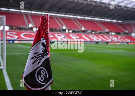 Friburgo Im Breisgau, Germania. 7 marzo 2024. Calcio: Europa League, SC Freiburg - West Ham United, round a eliminazione diretta, round di 16, andata, Europa-Park Stadium. Il logo SC Freiburg è visibile sulla bandiera d'angolo. Crediti: Harry Langer/dpa/Alamy Live News Foto Stock