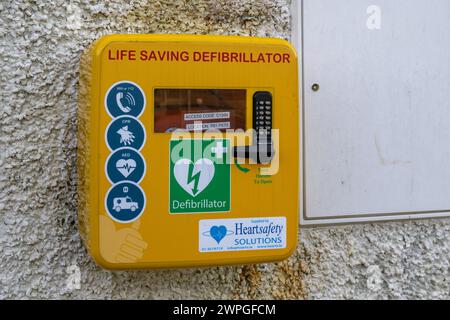 Defibrillatore montato su una parete a West Cork, Irlanda. Foto Stock