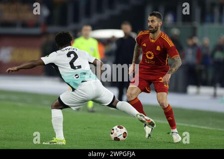 Il difensore italiano della Roma Leonardo Spinazzola sfida per il pallone con il difensore della Sierra Leone di Brighton e Hove Albion Tariq Lamptey durante la partita di andata e ritorno della UEFA Europa League 16 tra AS Roma vs Brighton e Hove Albion allo stadio Olimpico il 7 marzo 2024 a Roma. Foto Stock