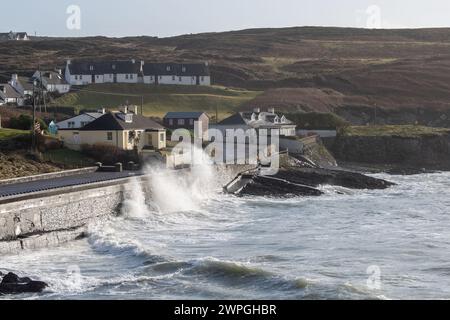 Grandi onde durante la tempesta Isha a Tragumna Beach, West Cork, Irlanda. Foto Stock