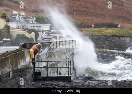 Grandi onde durante la tempesta Isha a Tragumna Beach, West Cork, Irlanda. Foto Stock