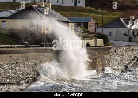 Grandi onde durante la tempesta Isha a Tragumna Beach, West Cork, Irlanda. Foto Stock