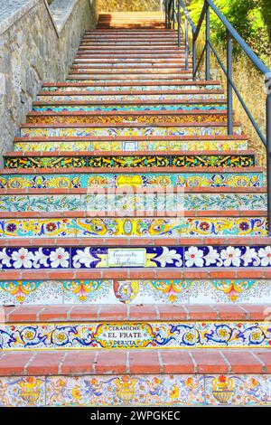 Deruta, il paese della ceramica: Dettaglio della scala in ceramica, ingresso al paese Foto Stock