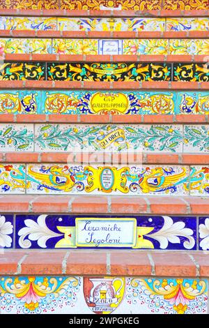 Deruta, il paese della ceramica: Dettaglio della scala in ceramica, ingresso al paese Foto Stock