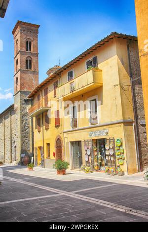 Deruta, la città della ceramica: Campanile e negozio tipico Foto Stock