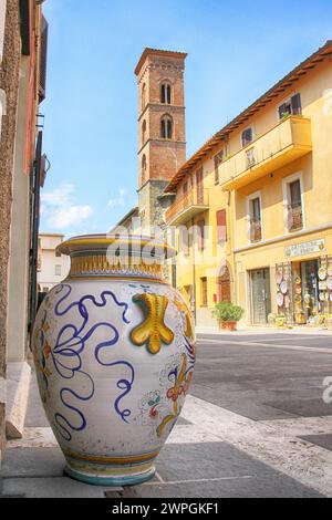 Deruta, la città della ceramica: Vaso decorato, campanile e negozio Foto Stock