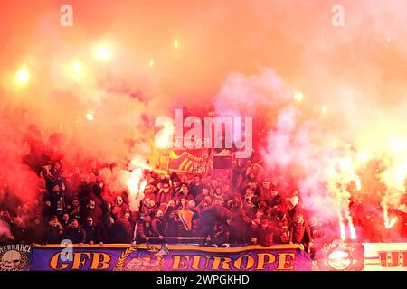 BRUXELLES - i tifosi hanno scatenato fuochi d'artificio durante la gara di UEFA Europa League del 16° turno tra R. Union Sint Gillis e Fenerbahce SK allo stadio lotto Park il 7 marzo 2024 a Bruxelles, Belgio. ANP | Hollandse Hoogte | GERRIT VAN COLOGNE Foto Stock