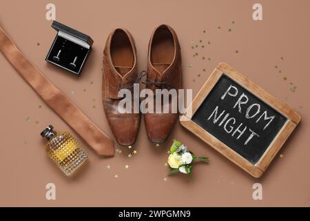 Lavagna con testo PROM NIGHT, scarpe da uomo e gemelli su sfondo marrone Foto Stock