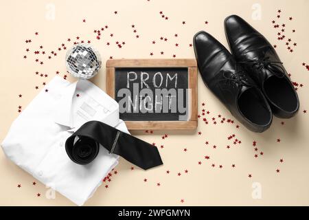 Lavagna con testo PROM NIGHT, scarpe maschili e camicia su sfondo beige Foto Stock